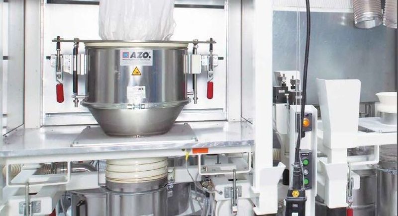 Dust-free docking of bags and reliable discharge of free-flowing bulk solids