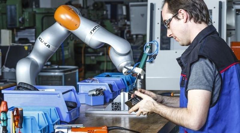 Auf einem Gemeinschaftsstand der europäischen Forschungsinitiative SMErobotics demonstrieren Wissenschaftler des Fraunhofer IPA eine sensorgeführte Montage mit einem Leichtbauroboter.