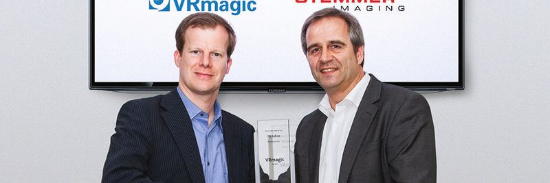 Oliver Menken, Geschäftsbereichsleiter von VRmagic Imaging, und Peter Stiefenhöfer, Leiter Marketing & Öffentlichkeitsarbeit bei Stemmer Imaging, freuen sich über zehn Jahre Vertriebspartnerschaft.