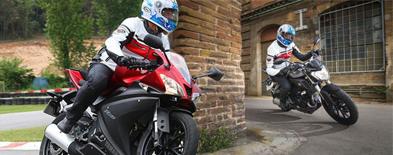 Das Kurvenverhalten der neuen Yamaha MT-125 (re.) und YZF-R 125 (li.) testete »bike und business«-Chefredakteur Stephan Maderner in Barcelona und Umgebung.