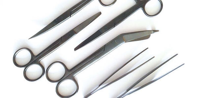 Verschleißfest und blendfrei: Speziell für Einsätze in modernen OPs mit vielen Kamera- und Beleuchtungssystemen eignen sich chirurgische Instrumente mit DLC-Beschichtung.