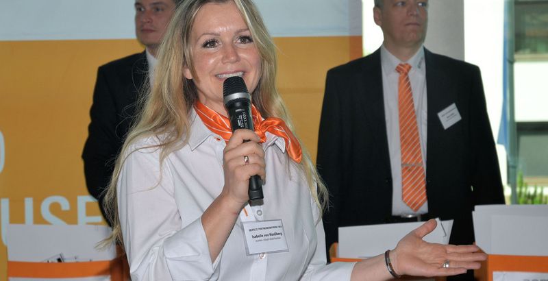 Isabelle von Künßberg, Vertriebschefin von Acmeo, eröffnete den offiziellen Teil der Partnerkonferenz.