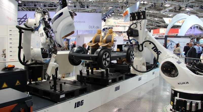 Flexible Fahrzeug-Montagezelle von IBG auf der Automatica 2014.