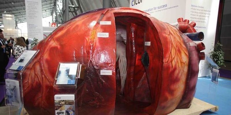 Hingucker in Halle 7. Der Elektronik-Diensteister Cicor demonstriert seine Medizintechnikkompetenz anhand eines begehbaren Herzens.