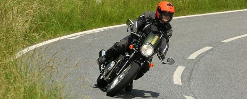 »bike und business«-Redakteur Jan Rosenows persönlicher Triumph-Zug im Taunus.
