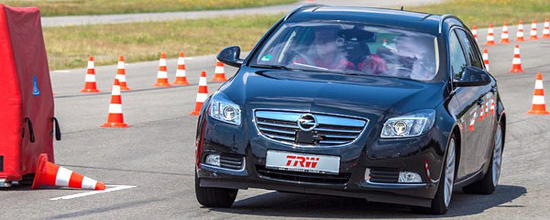 Wenn Bremsen allein nicht reicht: TRW zeigte Anfang Juni einen Notausweichassistenten, der den Fahrer beim Ausweichen unterstützt. Technisch könnte das Fahrzeug dem Hindernis auch autonom ausweichen.