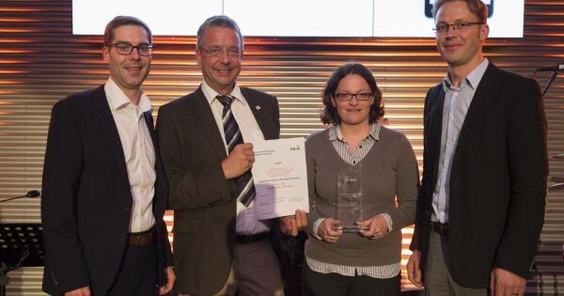 Den Gewinnern in der Kategorie „Best Prototype / New Product“ überreichte Jury-Mitglied Dr. Martin Krebs (2.v.l.) ihren Preis: Johannes Schad, Katrin Riethus und Bernhard Herold (v.l., alle PolyIC).