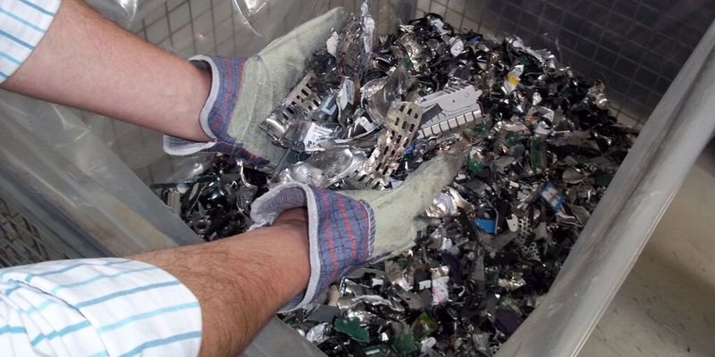 Der mobile Festplatten-Schredder von K&P Computer zerstört bis zu 15 Festplatten oder 60 Magnetbänder pro Minute.