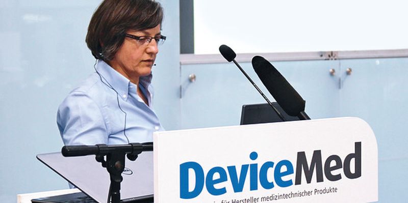 „Mit dem Vakuumverfahren können sehr saubere Prozesse realisiert und hochreine Materialien ohne unerwünschte Beiprodukte abgeschieden werden. Das ist nicht nur bei Implantaten, sondern in der Medizintechnik allgemein von großer Bedeutung“, Dr. Heidrun Klostermann, FEP Fraunhofer-Institut für Elektronenstrahl- und Plasmatechnik.