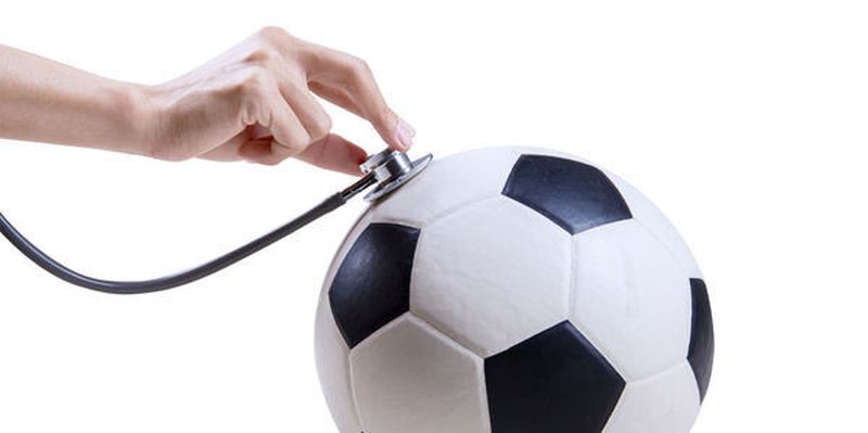 Wenn der Fußball rollt, gibt es weniger Herzinfarkte, so das Ergebnis einer aktuellen DAK-Analyse.