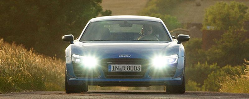 Der Wettkampf um die Vorherrschaft beim Laserlicht gestaltete sich nicht ohne Dramatik. Im Herbst 2011 hatte BMW das Thema mit der Studie Vision Efficient Dynamics angestoßen. Auf der CES-Show in Las Vegas im Januar 2014 überraschte Audi mit der Ankündigung: Wir sind die ersten. Ab Ende Juli liefert Audi den auf 99 Einheiten begrenzten R8 LMX mit Laserlicht aus.