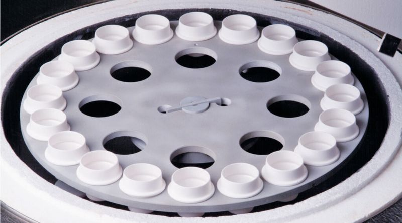 Abb. 2: Das TGA-System mit offenem Tiegeldeckel