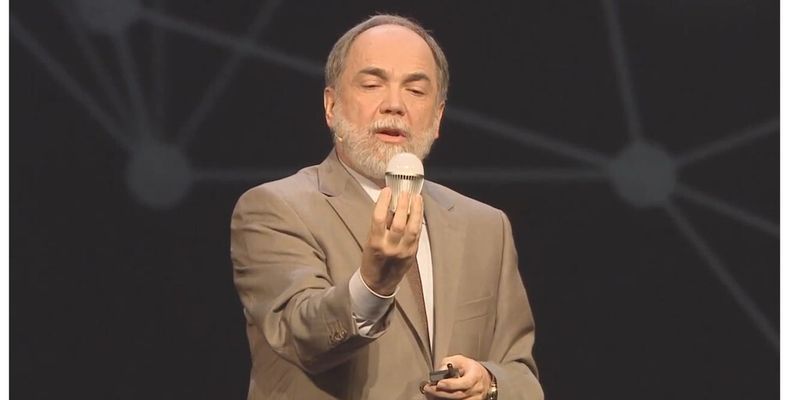 Es geht nicht um die Frage „Sein oder Nichtsein“. Es geht in Joseph Regers Keynote auf dem Fujitsu Forum 2013 darum, wie eine LED-Lampe mit Internetanschluss die Sicherheit herausfordert.