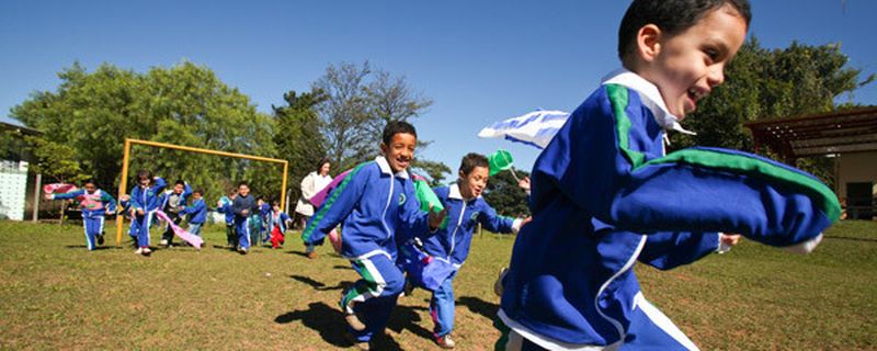 Mit dem Programm „A chance to play“ unterstützt Volkswagen anlässlich der Fußball-WM in Brasilien rund 60.000 Kinder und Jugendliche und 14 soziale Projekte im Umfeld der vier Werke von Volkswagen do Brasil.