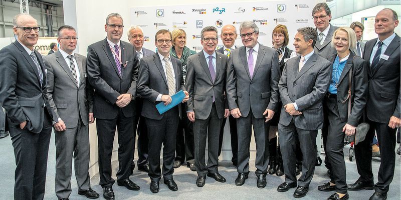 Bundesinnenminister Thomas de Maizière traf sich der CeBIT 2014 mit Vertreterinnen und Vertretern der Modellregion nPA NRW sowie weiteren Kooperationspartnern der E-Government-Initiative