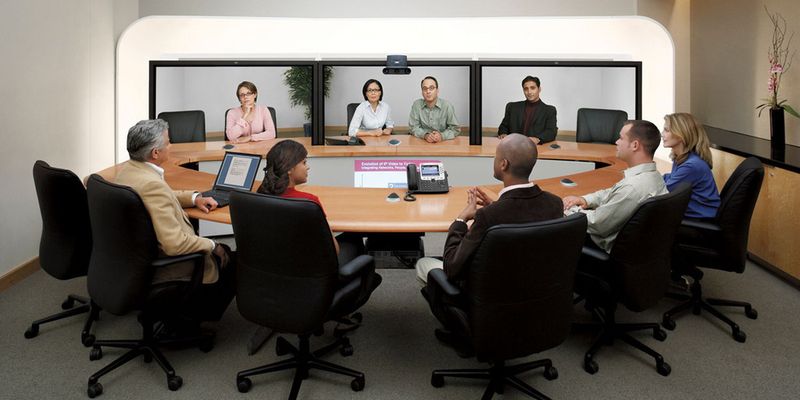 Moderne Technologie verändert das Arbeitsleben und schafft neue Möglichkeiten für die länderübergreifende Zusammenarbeit – das Büro wird von der reinen Arbeitsstelle zum Technology-Hub.
