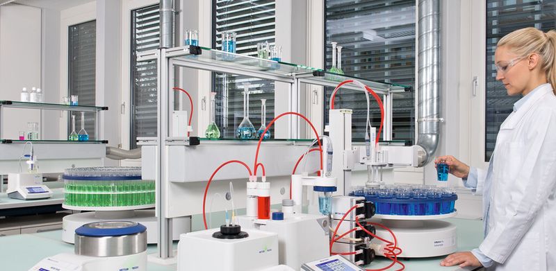 Abb. 5: Dichte, Brechzahl, pH und Säure in einem System mit automatischer Entgasung; Zeitersparnis von bis zu zehn Minuten pro Probe im Vergleich zu Einzelmessungen