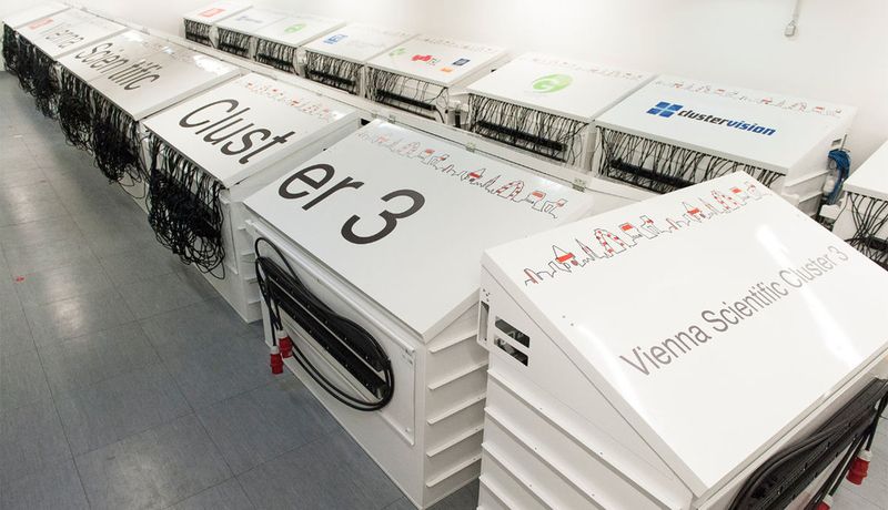 Der Blick in den Rechnerraum des Vienna Scientific Cluster 3 bietet einen ungewohnten Eindruck. Statt Rackreihen finden sich Ölwannen.