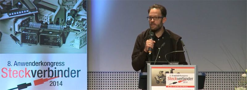 Daniel Domscheit-Berg während seiner Keynote 2014 auf dem Würzburger Steckverbinderkongress.