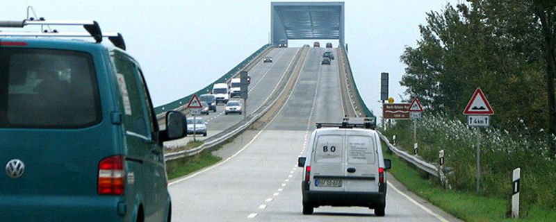 Mit der von Verkehrsminister Alexander Dobrindt geplanten Pkw-Maut in Form einer Infrastrukturabgabe will die Regierung für ein besseres Straßennetz sorgen. Die Maut soll ab dem 1. Januar 2016 gelten.