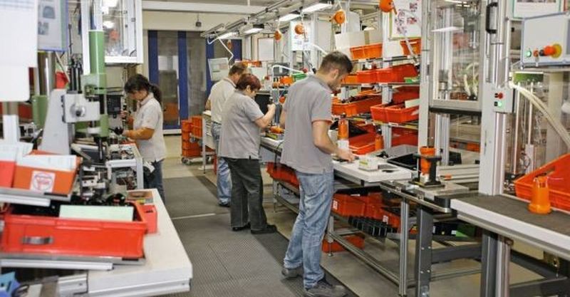 Prozessoptimierte Montage an der neuen Winkelschleifer-Linie.