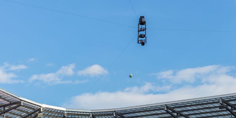 Die Spidercam-Seilkameraroboter lassen sich in alle Richtungen frei bewegen. Sie bringen die Fans vor den Bildschirmen hautnah zu den Spielen.