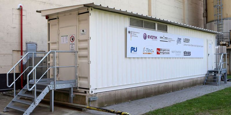 Aus der Forschung in die Praxis: Der Großbatteriespeicher Lessy hat den kommerziellen Betrieb aufgenommen.