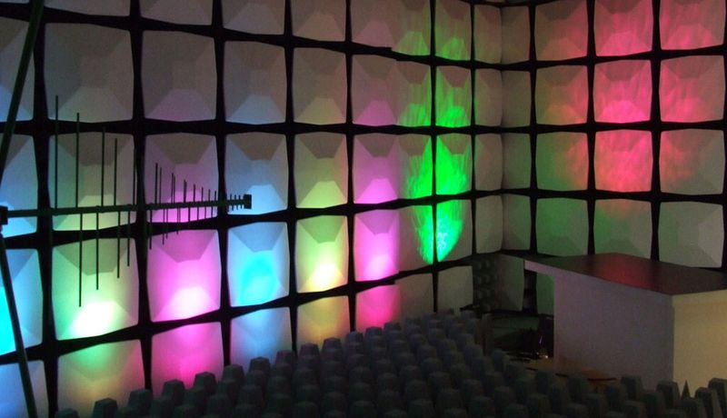 Zur Produktion in Augsburg gehören bei Fujutsu auch umfangreiche Tests, zum Beispiel auf elektromagnetische Verträglichkeit. Um Störungen ausschließen zu können, braucht es eine Absorberhalle; hier ein Bild aus einer Lichtshow in diesem Raum.