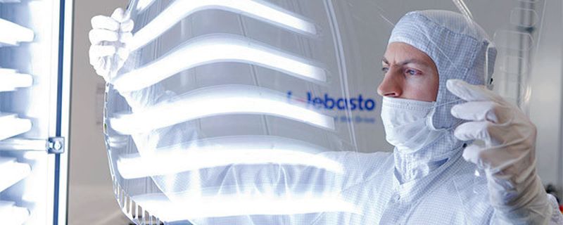 Die leichte Sicherheitsverglasung Webasto Glas ProTec lässt sich mit Komfort-Features wie Ambiente-Beleuchtung, schaltbarer Verglasung und IR-Absorption ausstatten.