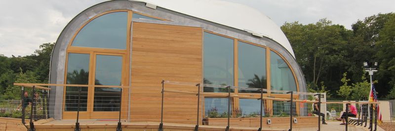 Im Rahmen dieses internationalen Wettbewerbs sind Studenten weltweit aufgerufen, über einen Zeitraum von zwei Jahren energieeffiziente solarbetriebene Häuser zu entwerfen, zu bauen und zu betreiben.
