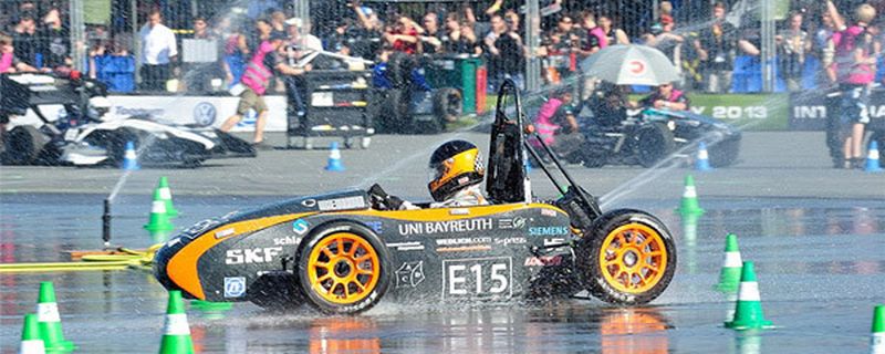 Bei der Formula Student Germany treffen sich Studierende aus aller Welt am Hockenheimring und treten mit selbstgebauten Rennwagen gegeneinander an. SKF unterstützt sieben Teams mit Material und Know-how.