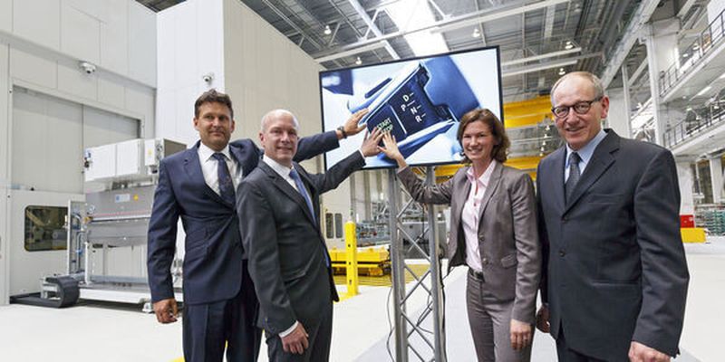 v.l.: BMW-Technologieleiter Dr. Robert Engelhorn, Oberbürgermeister Joachim Wolbergs, Landrätin Tanja Schweiger und Werkleiter Dr. Andreas Wendt beim Start der beiden neuen Anlagen