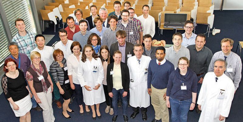 Gruppenbild vom Chirurgiekurs für Ingenieure an der TU München: „Die Chirurgie ist mehr denn je auf innovative Technologien angewiesen“, sagt Prof. Hubertus Feußner, Chirurg und stellvertretender Direktor der Chirurgischen Klinik am Klinikum rechts der Isar (vordere Reihe, vierter von rechts).