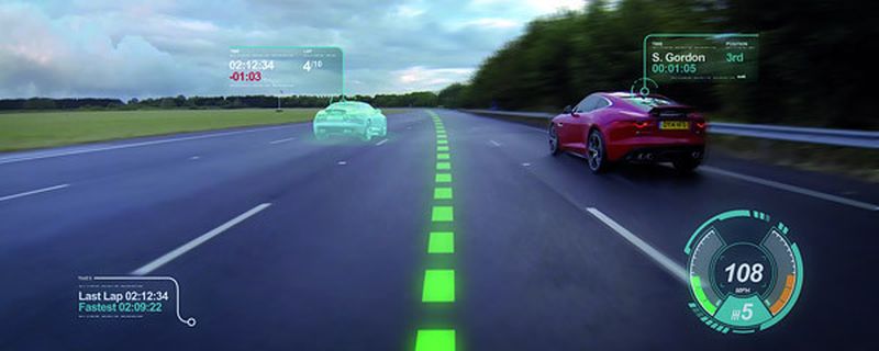 Neue Autos werden sich auf die Insassen, ihre Vorlieben, Termine und Gewohnheiten einstellen, bevor der Fahrer das ahnt – sagt zumindest Jaguar Land Rover. Die virtuelle Windschutzscheibe ist eine der Funktionen, die das ermöglichen sollen.