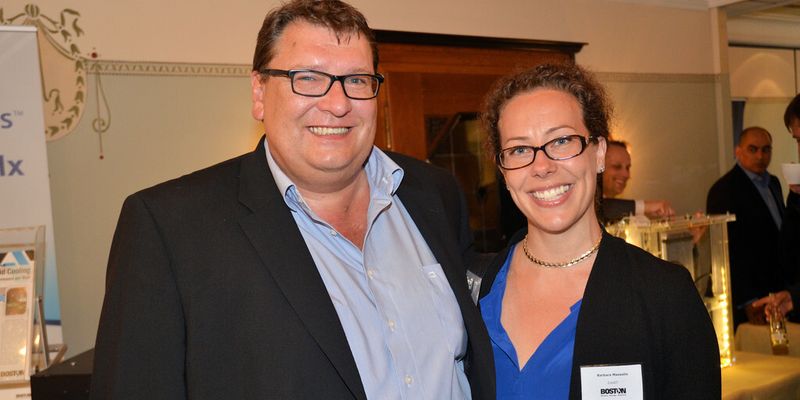 Barbara Massolin, Business Development Managerin bei Cool-IT, und Wolfgang Walter, Geschäftsführer von Boston, arbeiten bei Kühlungssystemen für Server zusammen.