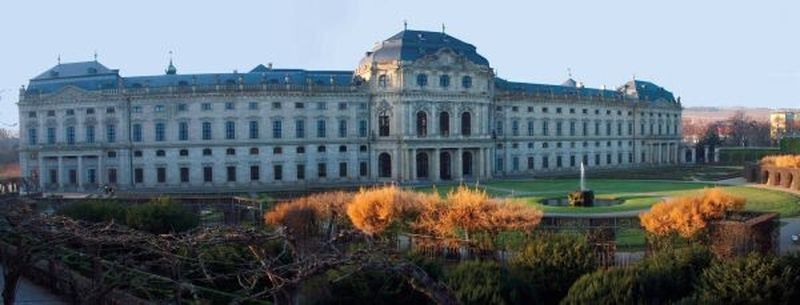 Die Toranlage an der Fürstbischöflichen Residenz in Würzburg wurde verzinkt von Coatinc Würzburg.