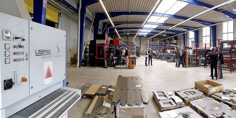 Die Lissmac-Kantenbearbeitungsmaschine ist der Exot in dem Amada-Maschinenpark bei Jordan. Im Hintergrund links stehen die Abkantpressen, rechts die Stanz- und Lasermaschinen.