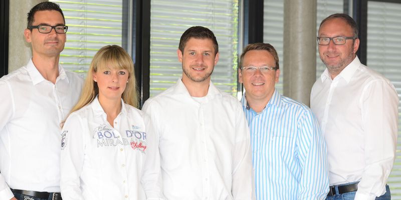 Zum Osnabrücker Sales-Team von Herweck gehören (v. l.) Stefan Sprengel, Simone Reinecke, Jan Kollorz und Jörg Steenblock; rechts Hans-Jürgen Witfeld, Vertriebsleiter des Distributors von der Zentrale in Kirkel.