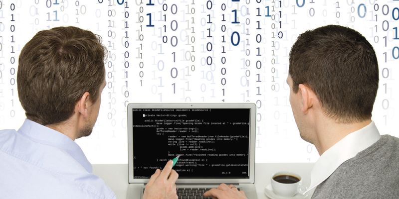 Entwicklerteams sind heute oft über den ganzen Globus verteilt und werden durch externe Projektpartner ergänzt. Um ausreichende IT-Sicherheit zu gewährleisten, braucht es daher Sicherheitsprozesse und Security-Kompetenz.