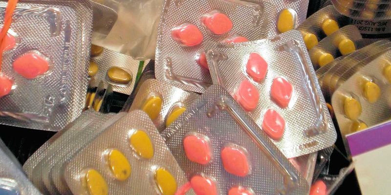 Die Verbreitung von gefälschten Medikamenten soll durch Nachverfolgbarkeit zum Beispiel über RFID-Systeme eingedämmt werden.