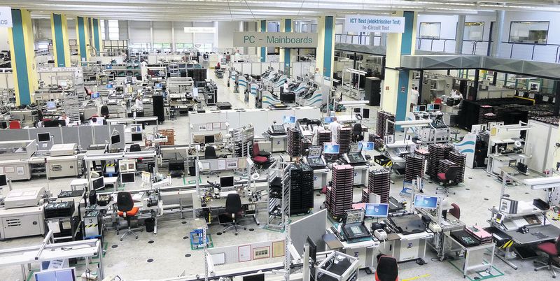 Digitale Souveränität als Wettbewerbsvorteil für den IT-Standort Deutschland – hier: Blick in die Mainboard-Fertigung des Fujitsu-Werks im bayerischen Augsburg