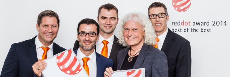 Achim Heinze, Jordi Torres, Dieter Schaab, Mario Selic und Andre Reekers freuen sich über den Red Dot Award für den Roboter LBR iiwa.