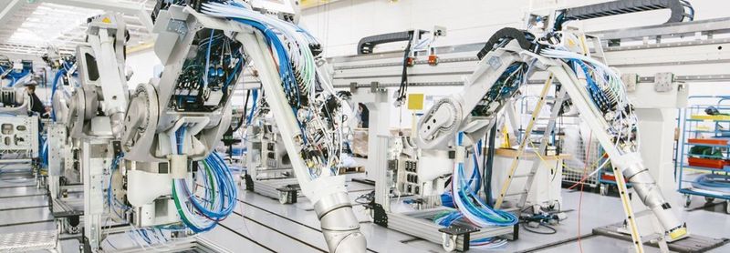 Für Kunden wie Dürr Systems APT liefert Lapp Rundum-Sorglos-Pakete. Mit Dürr abgestimmte Sonderleitungen werden bei Lapp Muller in Grimaud entwickelt und gefertigt und bei Lapp Systems in Stuttgart konfektioniert und getestet.