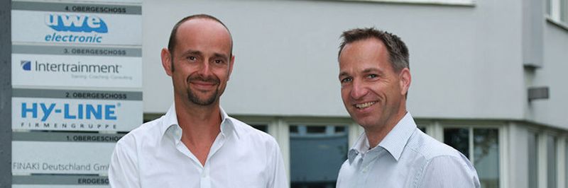 v.r. Martin Dibold wird von Guido Brüning, Geschäftsführer bei HY-Line Computer Components, als neuer Vertriebsleiter begrüßt.