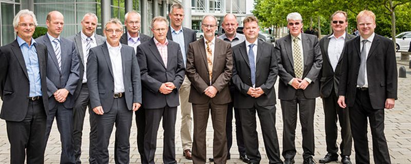 Die Gründungsveranstaltung der „openMDM Working Group“ fand am 11. Juli bei Audi in Ingolstadt statt. Teilnehmer (v. l.): Ralph Mueller (Eclipse), Walter Gold, Stefan Holz (beide Gigatronik GmbH), Hans-Jörg Kremer (Peak Solution), Ulrich Bleicher (BMW), Rainhard Hallermayer (ehem. BMW), Christoph Haas (science + computing), Hans-Georg Swolana (BMW), Hans Bothe (HighQSoft), Sven Wittig (Audi), Hans-Dirk Walter (Canoo), Gerwin Mathwig (Daimler) und Christian Krenner (Audi)