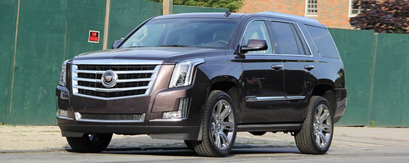 2,65 Tonnen Leergewicht und 6,2 Liter Hubraum: Was für europäische Ohren nach Transporter klingt, ist die vierte Generation des Cadillac Escalade – eines Luxus-SUV mit amerikanischen Genen.