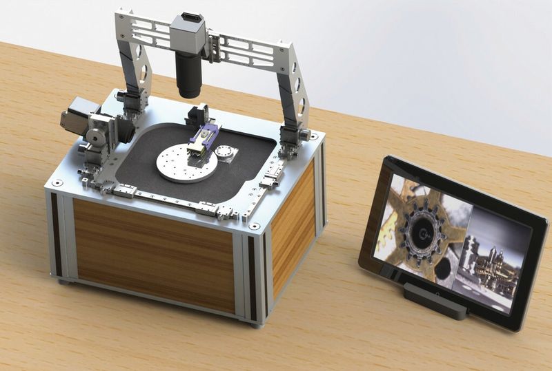 La machine-robot (Chronogrip) de Percipio Robotics améliore sensiblement la précision et la productivité des opérations d’assemblage horloger. Elle est reliée par Wi-Fi à une tablette PC.