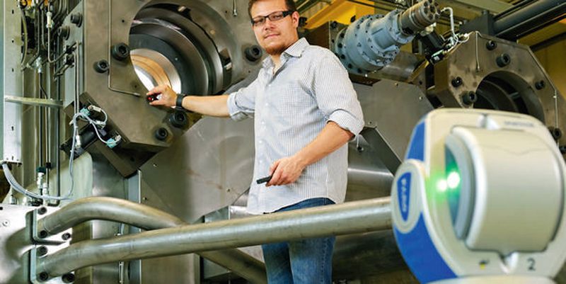 Der Lasertracker richtet einen Laserstrahl auf eine Spiegelsonde, die als Reflektor dient. Der reflektierte Strahl kehrt zum Tracker zurück und seine genaue Länge wird erfasst.