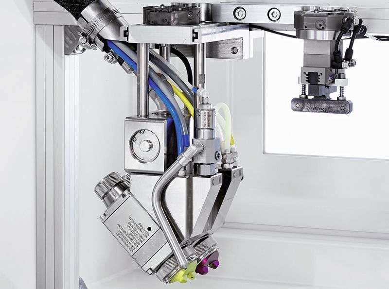 Paintero assure une modularité totale par le changement aisé et automatique des mains du robot-peintre, donc de ses outils.