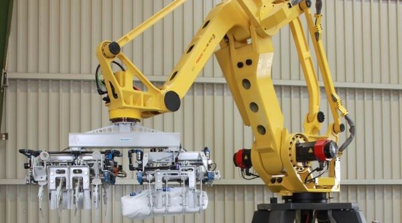 Säcke werden mit dem Knickarmroboter Beumer Robotpac effektiv palettiert.